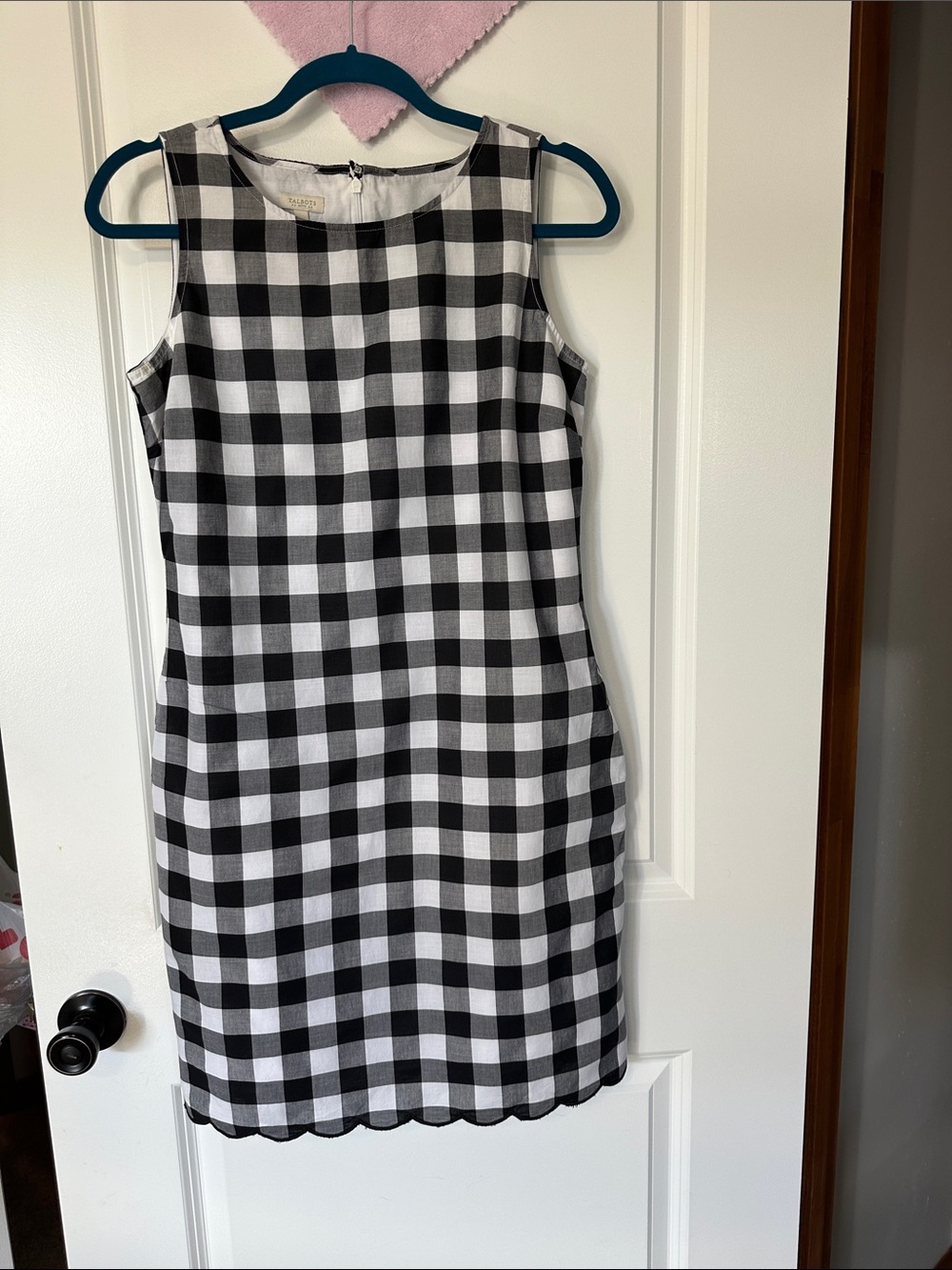 Talbots black and white sleeveless dress with pockets.